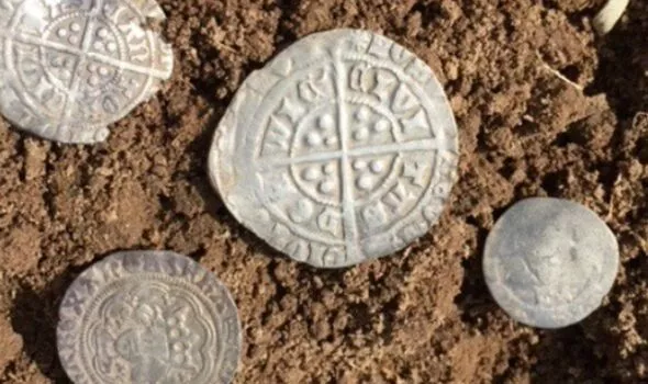 Bratři s otcem objevili středověký poklad, prodali ho za stovky tisíc